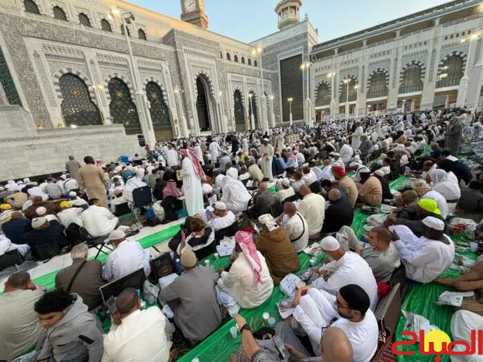 800,000 Iftar Meals Distributed Daily at the Grand Mosque in Mecca