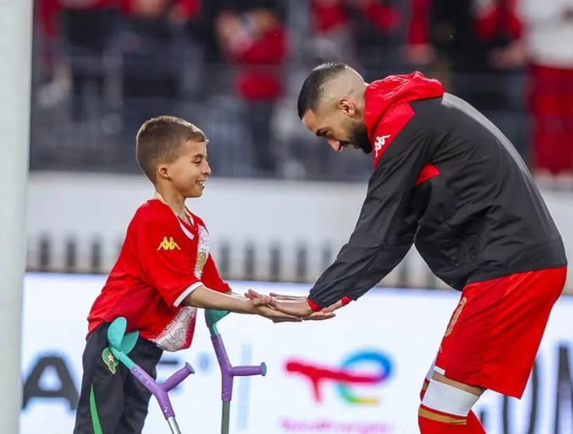 Hakim Ziyech's Heartwarming Interaction with a Young Supporter Ahead of WAC-OCS Match