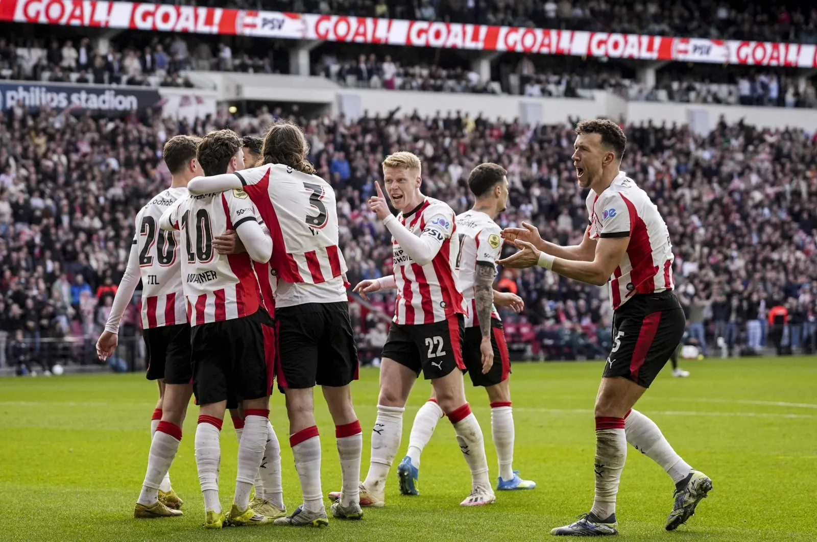 PSV Eindhoven Clinches Third Successive Eredivisie Title with Record-Breaking Victory