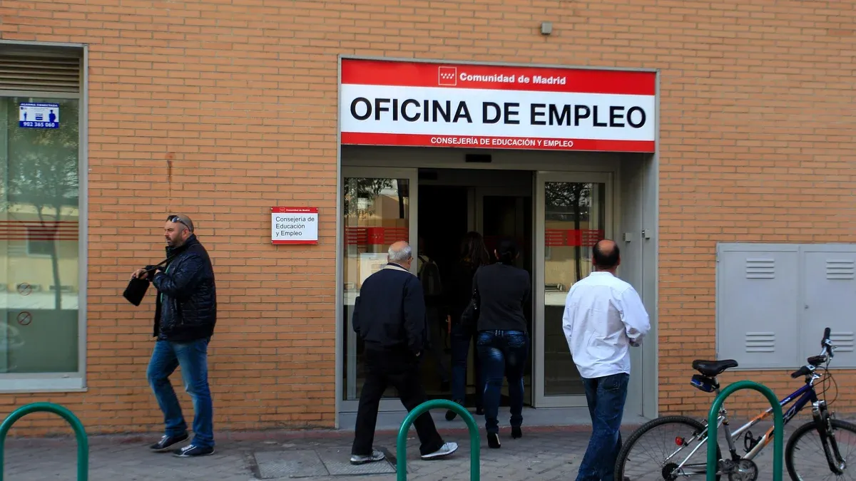 Unreported Travel Leads to Unemployment Benefit Loss and Hefty Fine