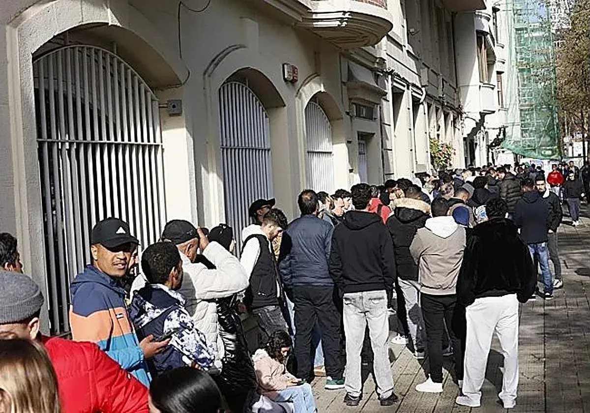 Long Queues at Bilbao Consulates as Immigrants Seek Criminal Record Certificates