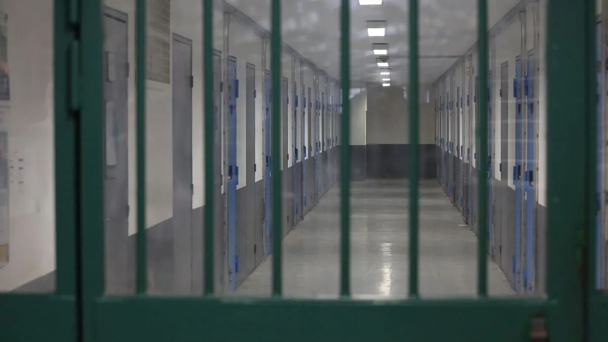 Hauts-de-Seine Prefect Expels Le Pen's Illegal Gardener to Morocco