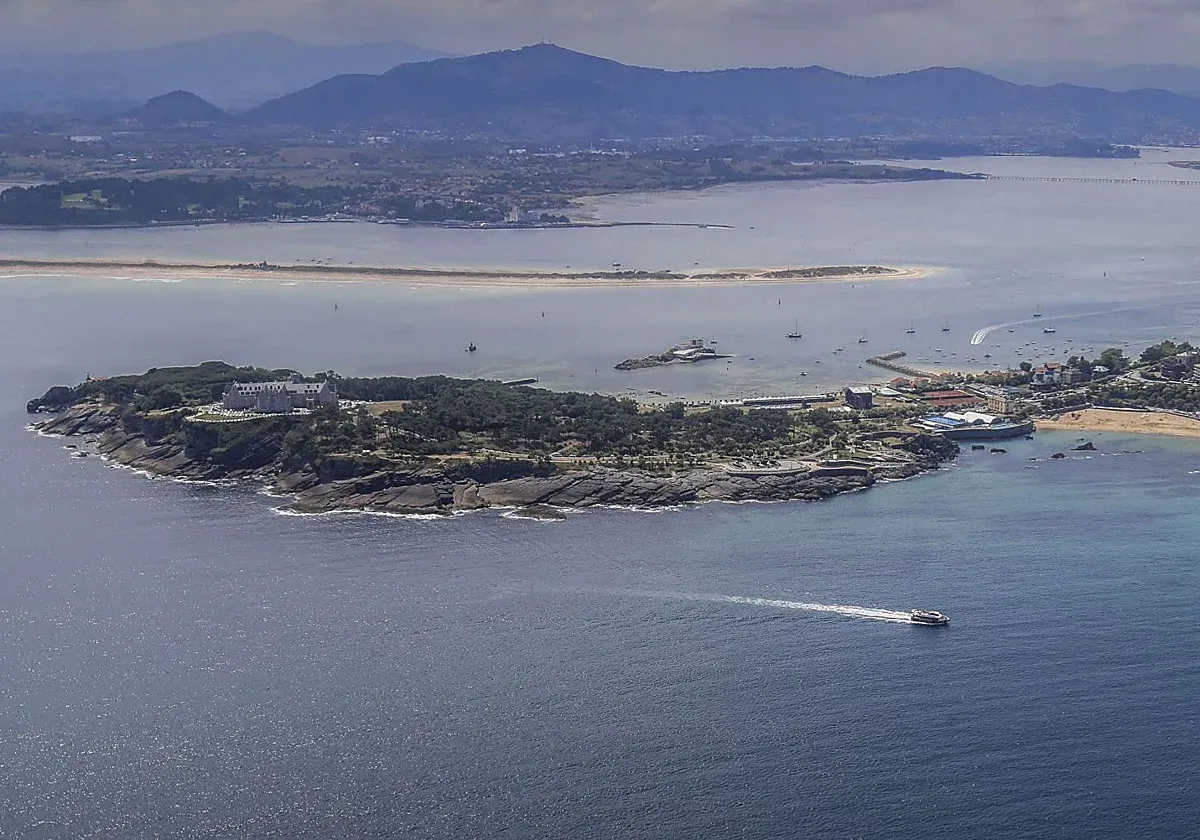 Exploring the World's Most Beautiful Bays: From Japan to the Caribbean