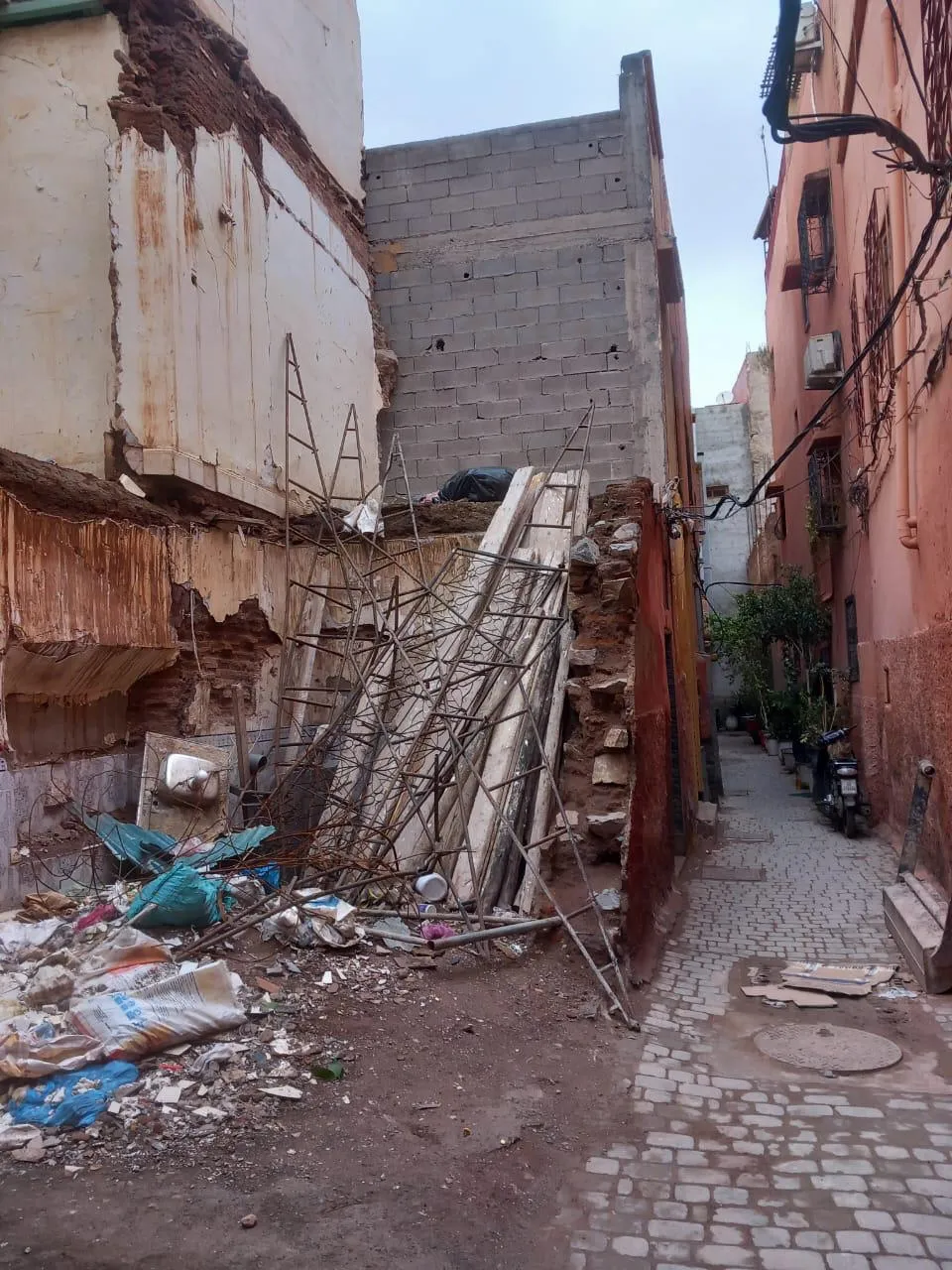 Concerns Rise Over Deteriorating Building in Historic Marrakech Neighborhood