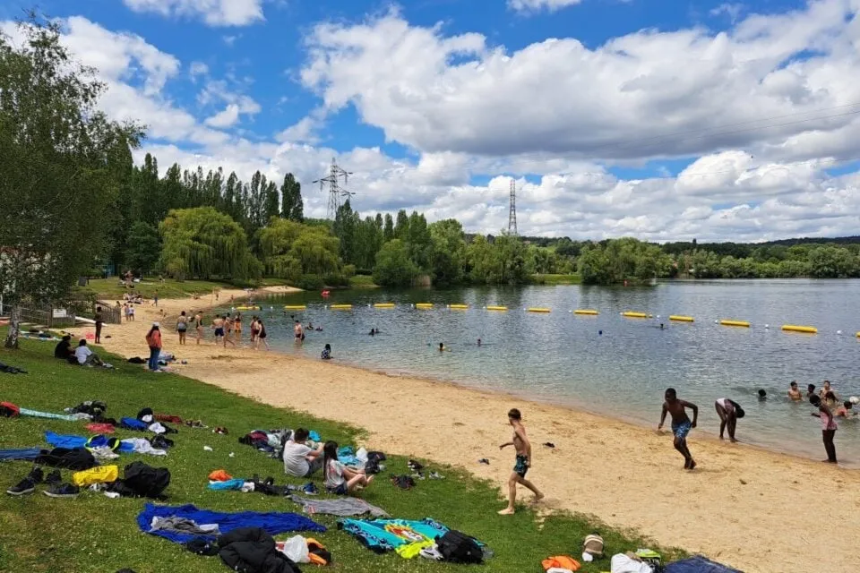 Bravery at Lac de Bédanne: Young Moroccan Boy Rescues Drowning Girl Amid Tragedy