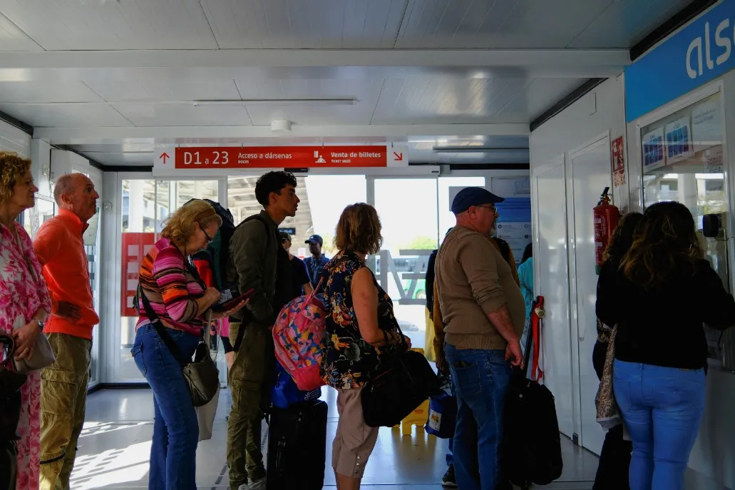 Spain's Migration Amnesty Attracts Over a Million Applicants Amid Policy Contrasts in Europe