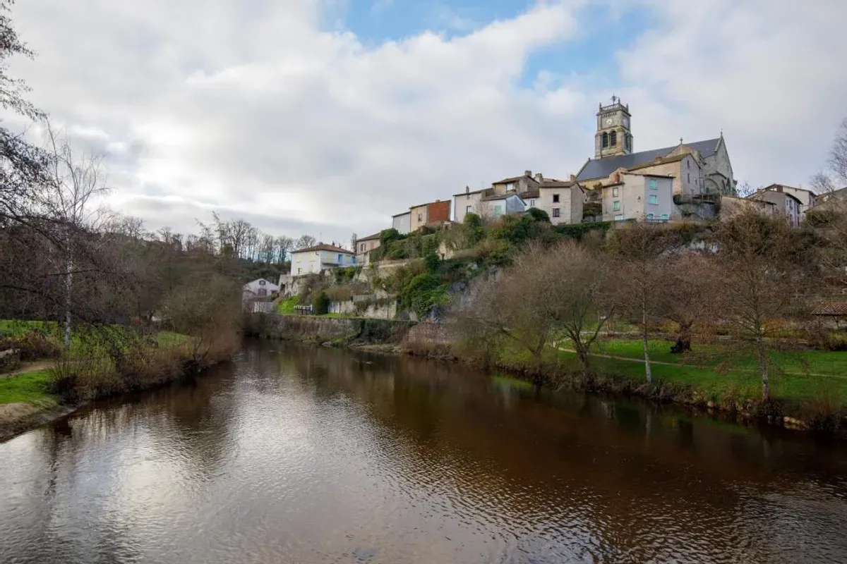 Man Denies Charges of Violence and Burglary in Bellac, Claims Alibi in Limoges
