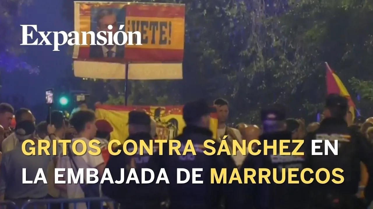 Protests Erupt Against Pedro Sánchez Outside Moroccan Embassy