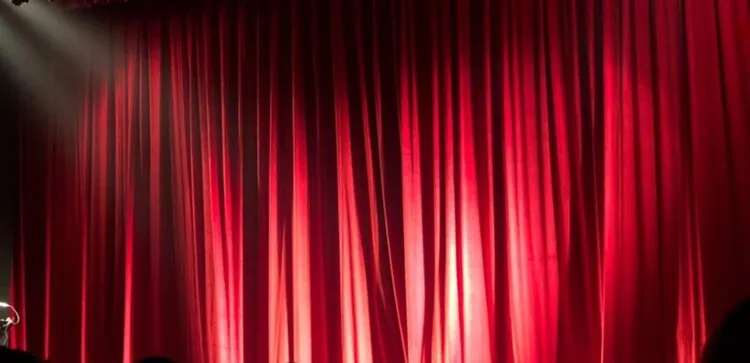 Musical Band Walks Out During Famous Artist's Concert, Leaving Him in an Awkward Position