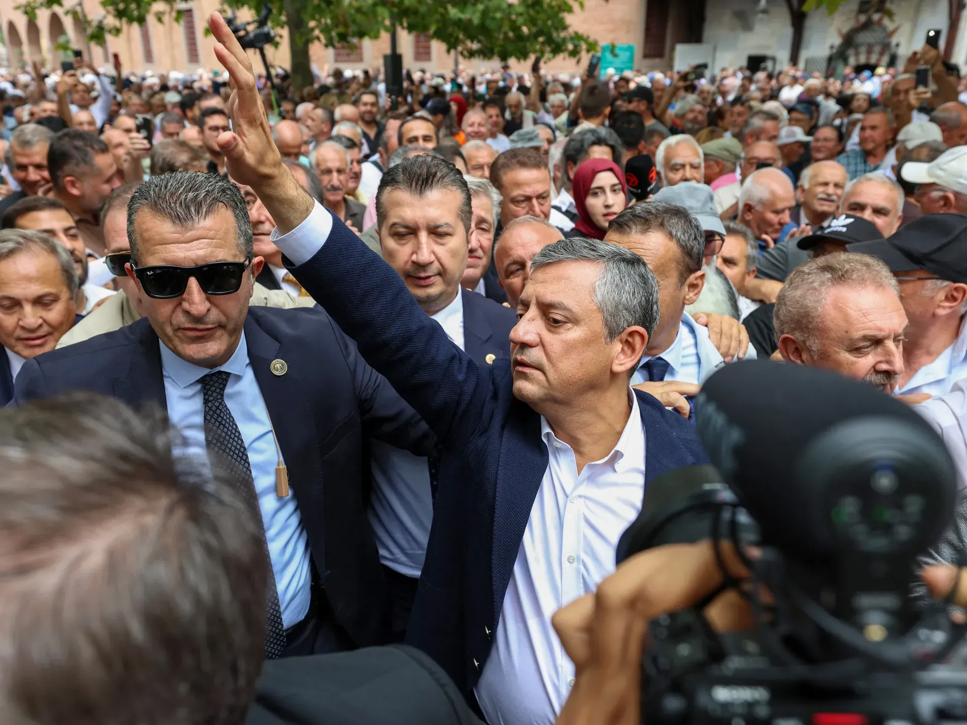 The Political Rivalry in Turkey: Özal's New Party and the Struggle for Leadership