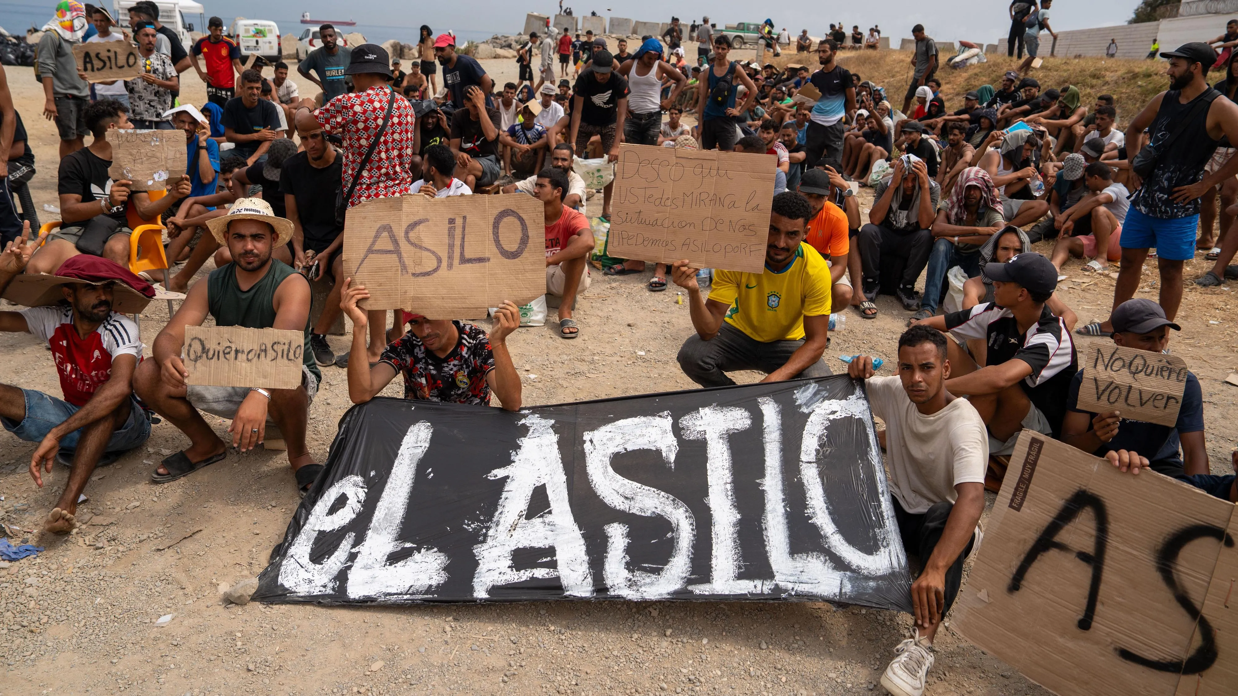 Hundreds of Migrants Demand Asylum Rights in Ceuta: "We Do Not Want to Return to Morocco"