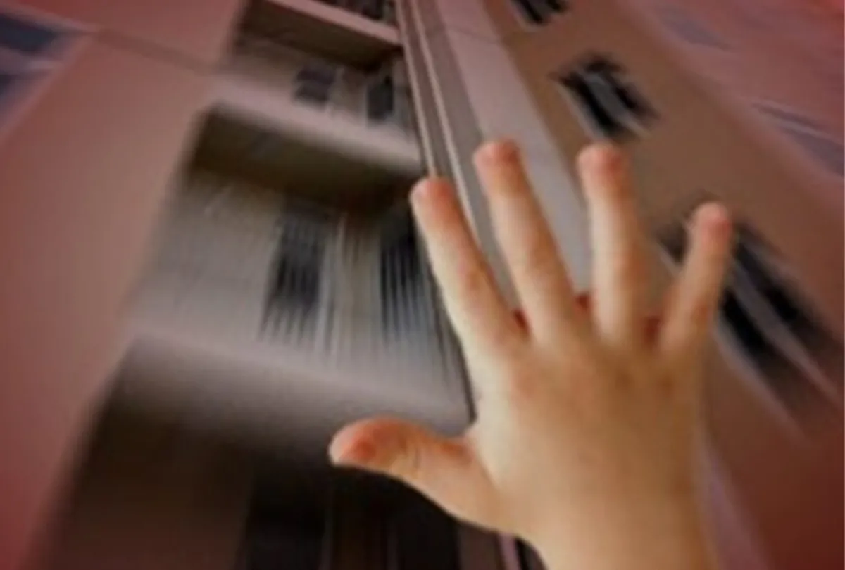 Tragedy Strikes in Agadir: Three-Year-Old Falls from Tenth Floor, Family's Vacation Turns to Mourning
