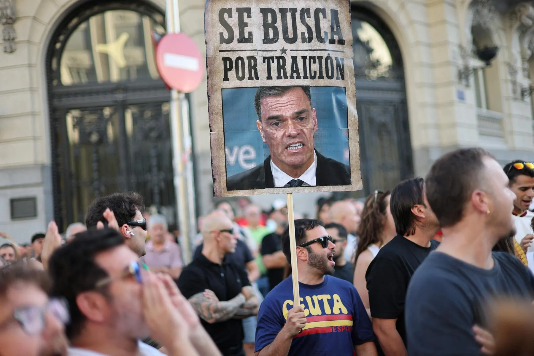 Political Turmoil in Spain: Migrant Crisis Fuels Opposition's Attack on Sánchez