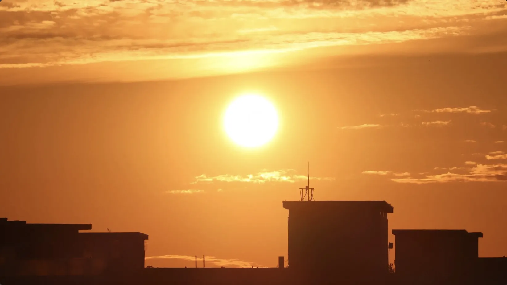 Severe Heatwave and Thunderstorm Alerts Across Southern Provinces