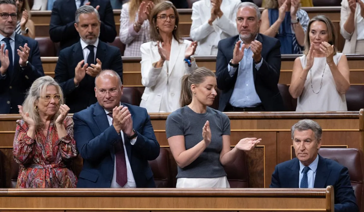 Feijóo's Bold Stance Against Sánchez: Accusations of Hybrid Warfare and Political Shift on Immigration