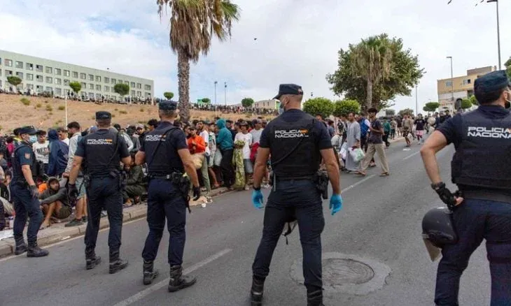 Moroccan Migrant Arrested in Ceuta After Threatening Soldier with a Knife