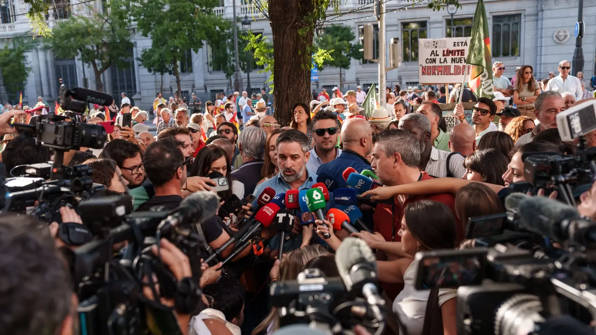 Abascal Dismisses Aznar's Criticism, Challenges Feijóo to Find a Better Mentor