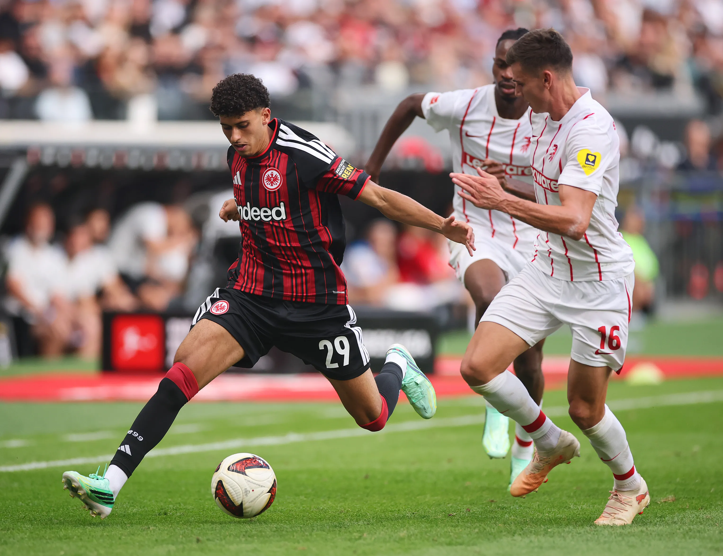 Ayoube Amaimouni Faces Tough Competition at Eintracht Frankfurt