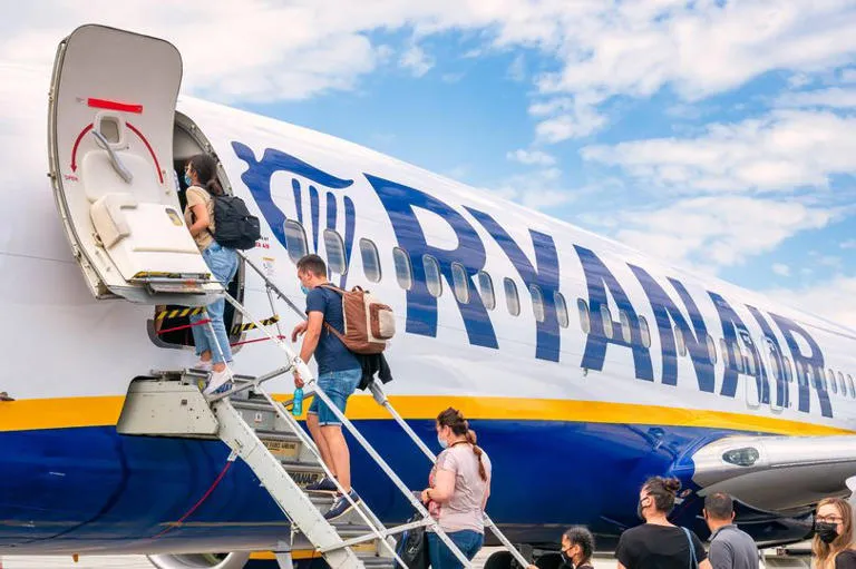 24 Passengers Left Behind as Ryanair Flight Takes Off Without Them: A Completely Absurd Situation